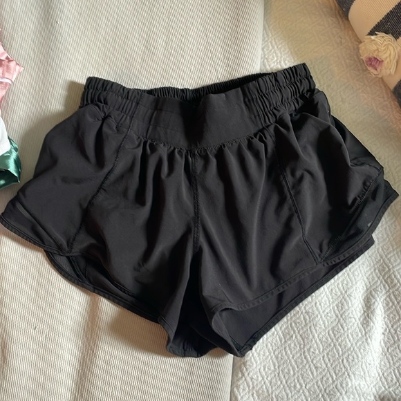 size 4 2.5 in black lululemon shorts perfect condition just don’t fit - Picture 1 of 2